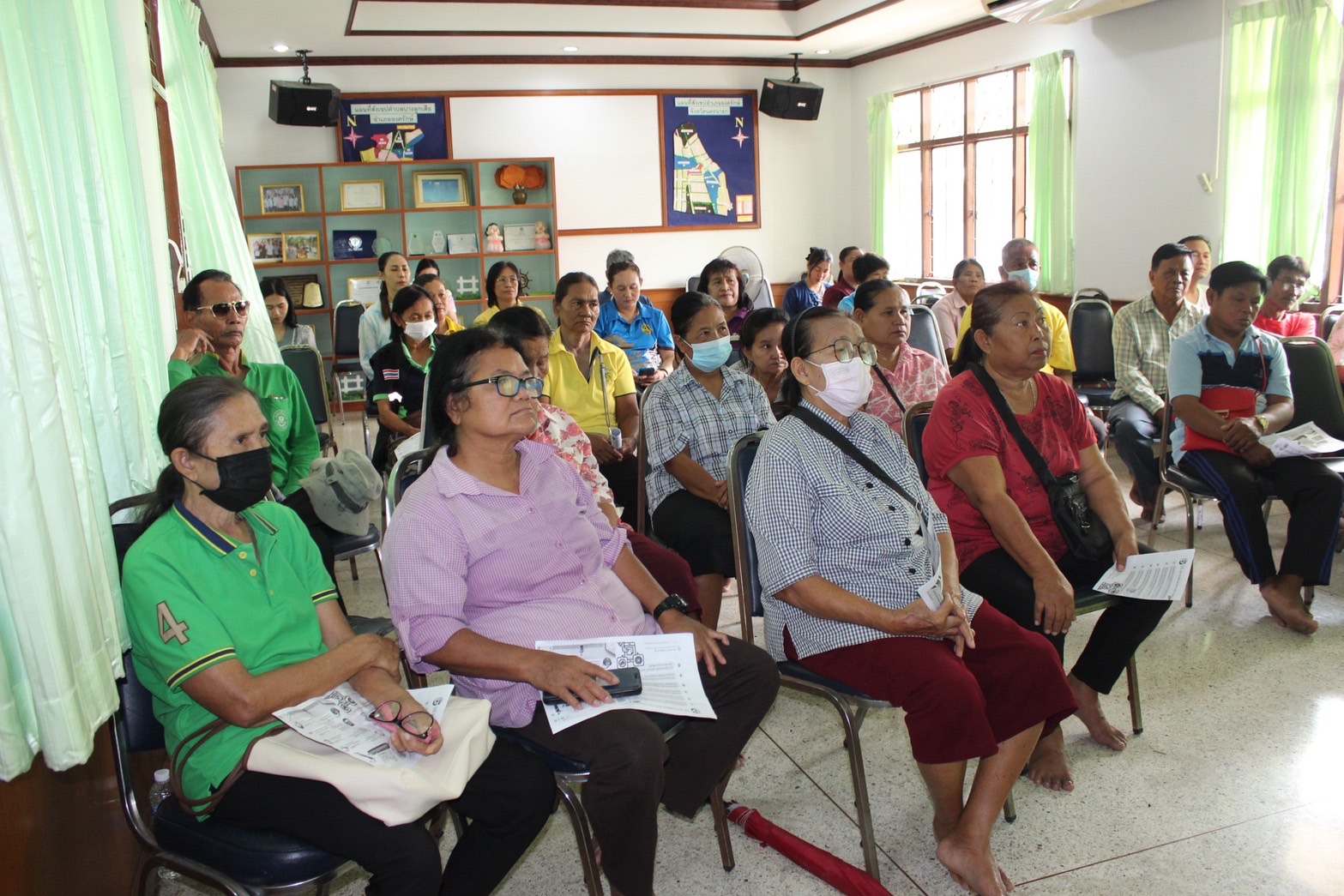 …พช.นครนายก จัดกิจกรรมอบรมผู้สูงอายุให้มีความรู้เท่าทันเทคโนโลยีออนไลน์ เพื่อสนับสนุนประเด็นการพัฒนาคุณภาพชีวิตด้านการบริหารจัดการชุมชนตามโครงการการจัดทำสารสนเทศตำบลต้นแบบเพื่อพัฒนาคุณภาพชีวิต ตำบลบางลูกเสือ