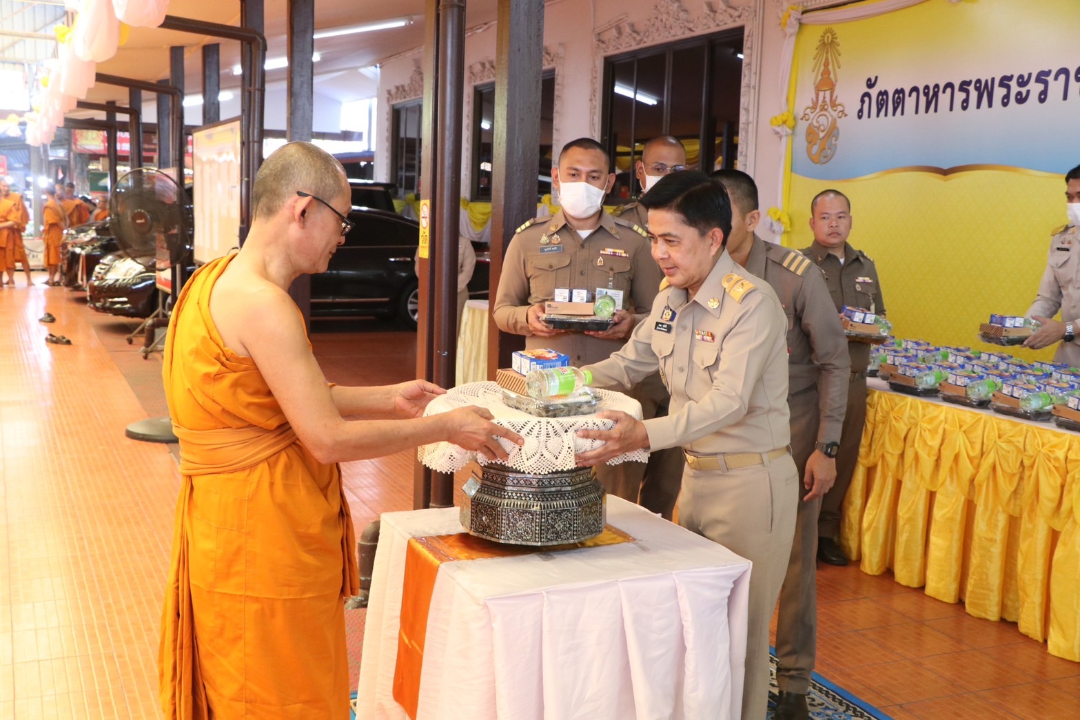 …พช.นครนายก ร่วมพิธีถวายภัตตาหารพระราชทานของพระบาทสมเด็จพระเจ้าอยู่หัว แด่พระภิกษุ สามเณรในการสอบบาลีสนามหลวงครั้งที่ 1 ประจำปี พ.ศ. 2568 จังหวัดนครนายก