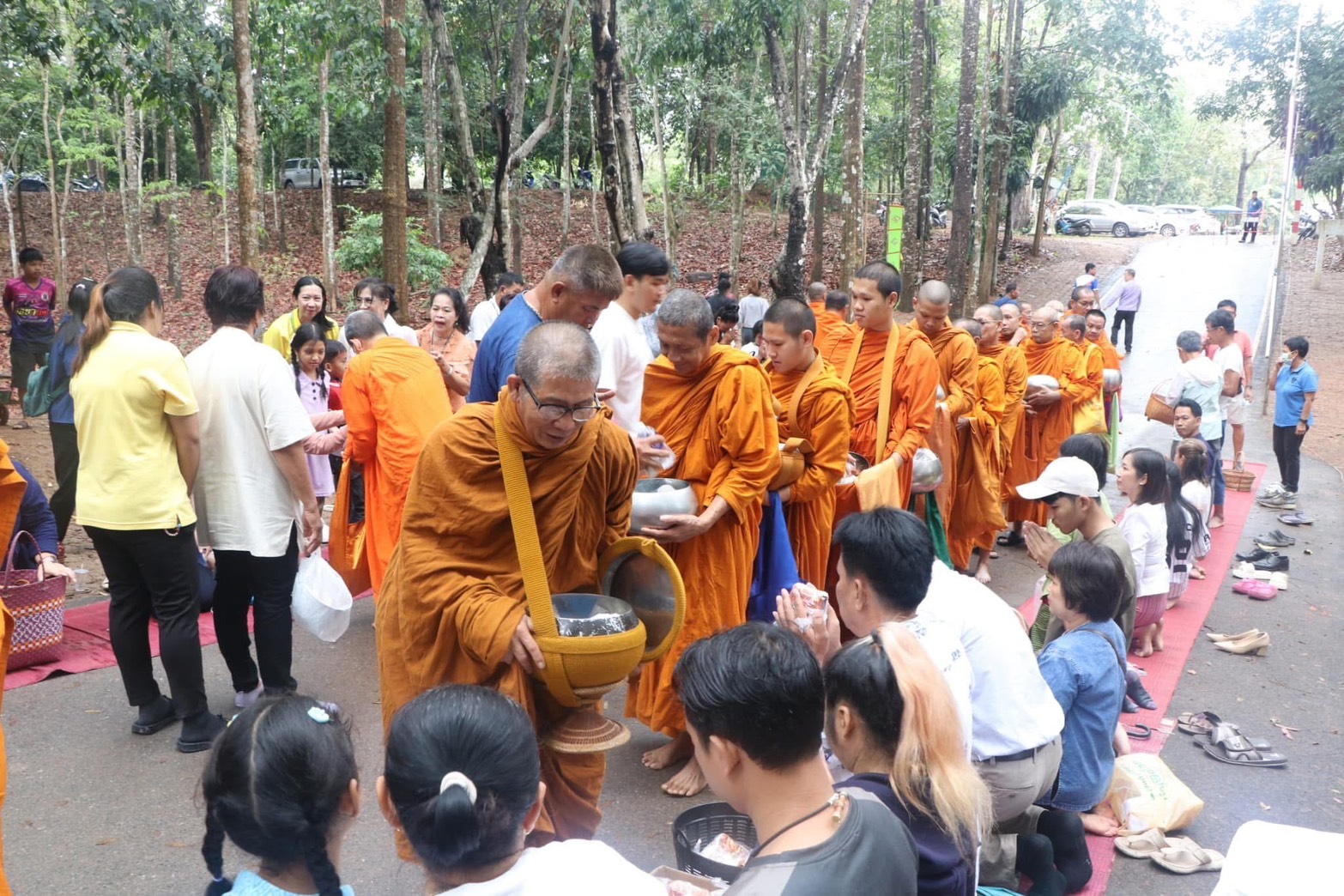 …พช.นครนายก ร่วมงานประเพณีตักบาตรเมืองโบราณดงละคร ครั้งที่ 3 ประจำปี 2568