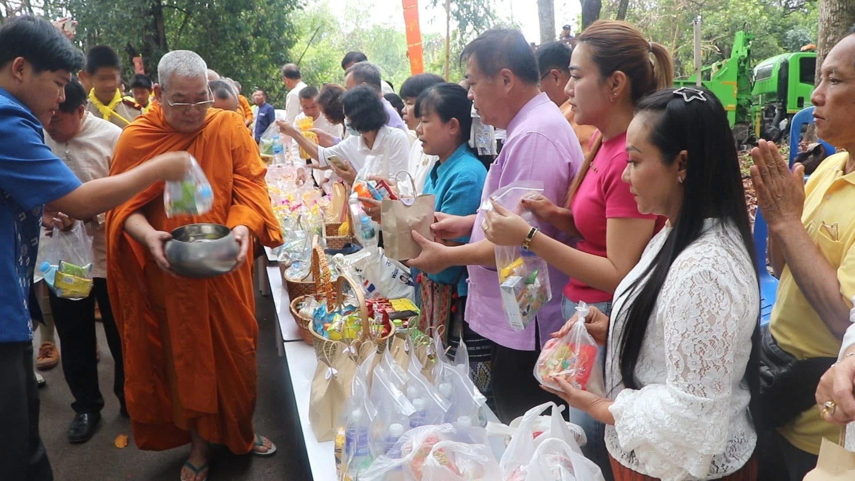 …พช.นครนายก ร่วมงานประเพณีตักบาตรเมืองโบราณดงละคร ครั้งที่ 3 ประจำปี 2568