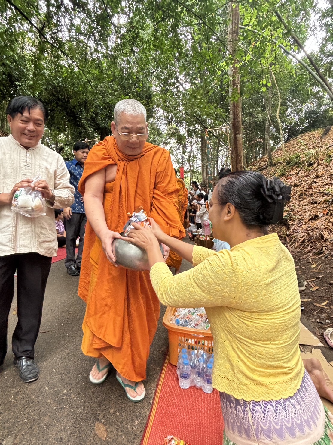 …พช.นครนายก ร่วมงานประเพณีตักบาตรเมืองโบราณดงละคร ครั้งที่ 3 ประจำปี 2568