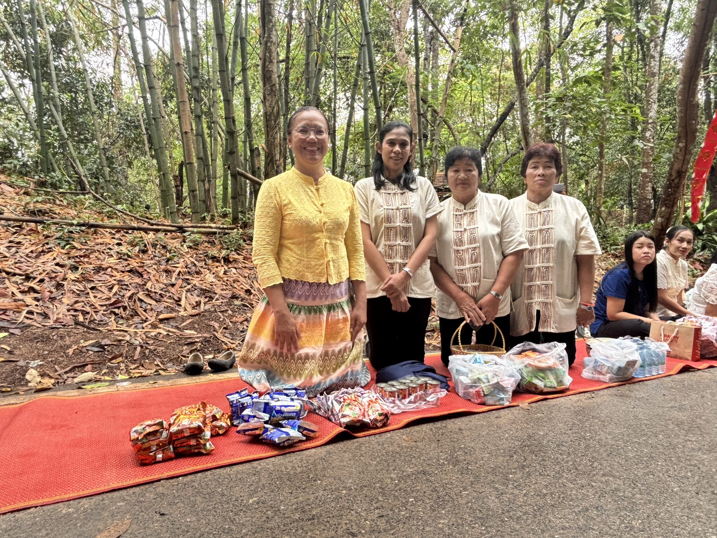 …พช.นครนายก ร่วมงานประเพณีตักบาตรเมืองโบราณดงละคร ครั้งที่ 3 ประจำปี 2568