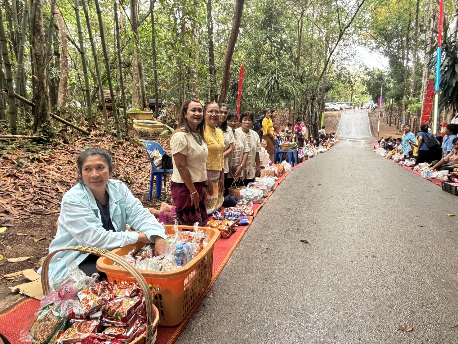 …พช.นครนายก ร่วมงานประเพณีตักบาตรเมืองโบราณดงละคร ครั้งที่ 3 ประจำปี 2568