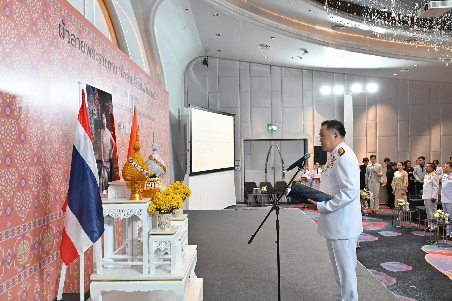 ผู้ว่าราชการจังหวัดนครนายก ร่วมพิธีรับมอบลายผ้าพระราชทาน “ผ้าลายสิริราชพัสตราภรณ์”