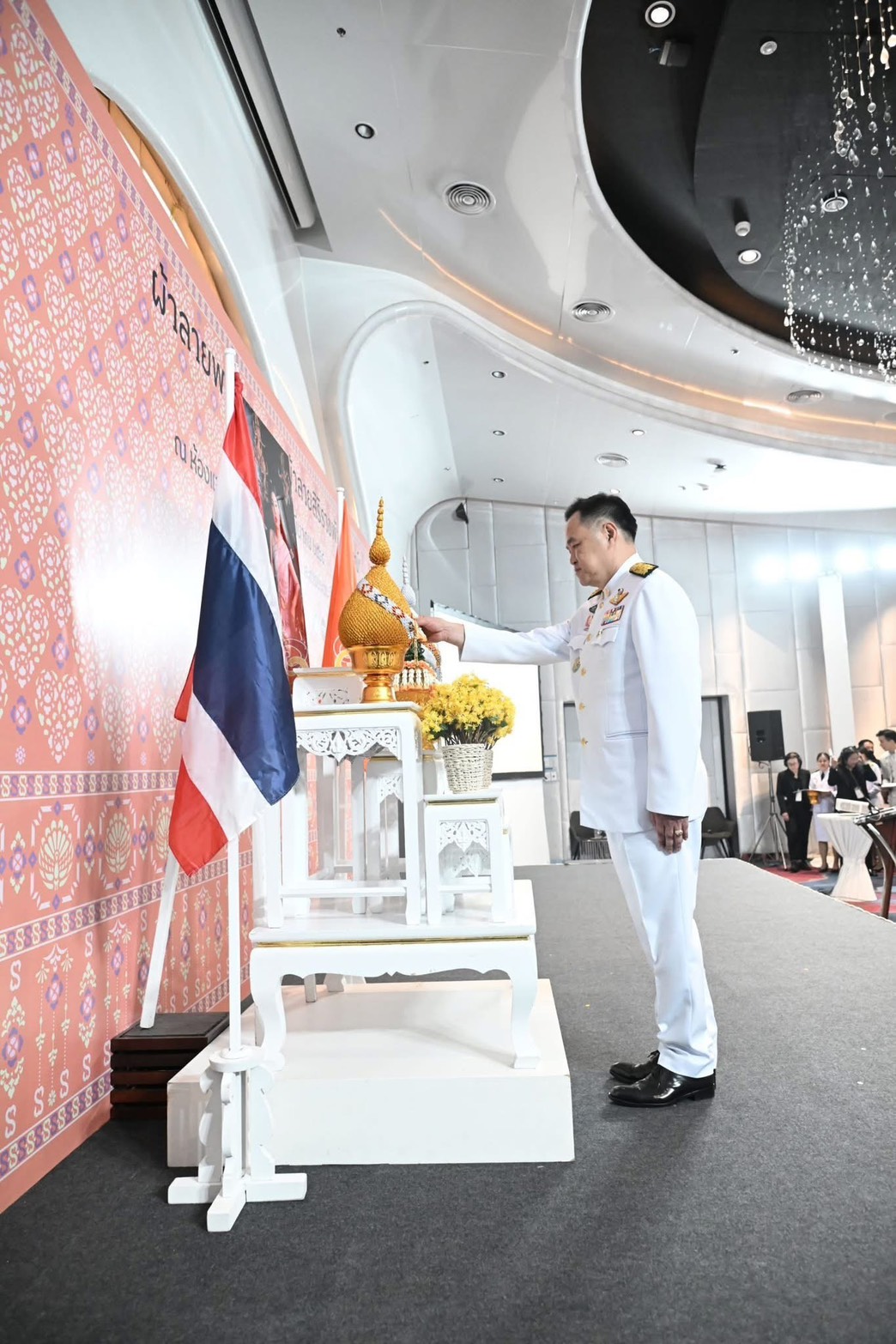 ผู้ว่าราชการจังหวัดนครนายก ร่วมพิธีรับมอบลายผ้าพระราชทาน “ผ้าลายสิริราชพัสตราภรณ์”