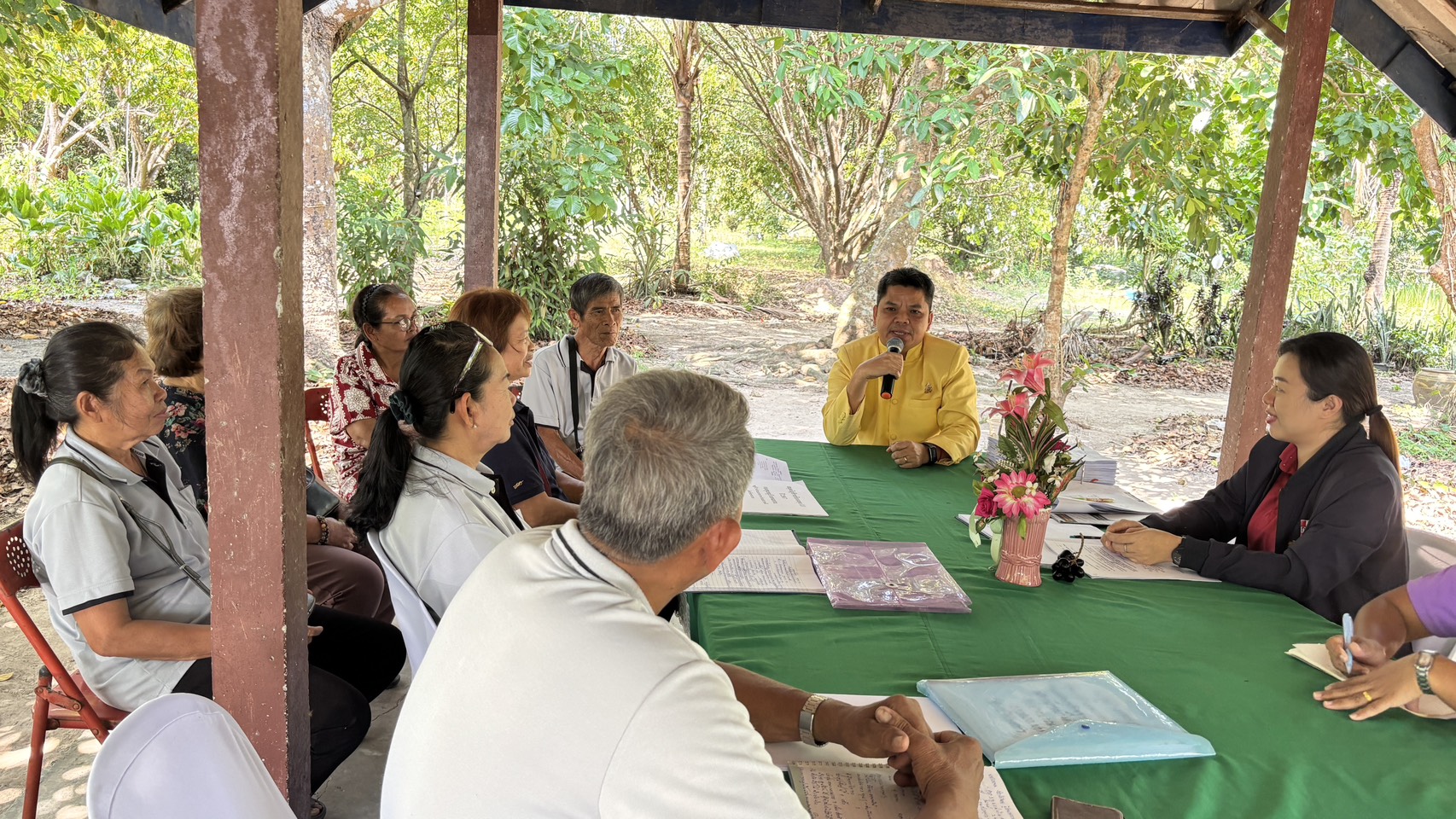 พช.นครนายกร่วมติดตามการดำเนินงานกองทุนหมู่บ้านและชุมชนเมือง พื้นที่ตำบลเกาะหวาย อำเภอปากพลี