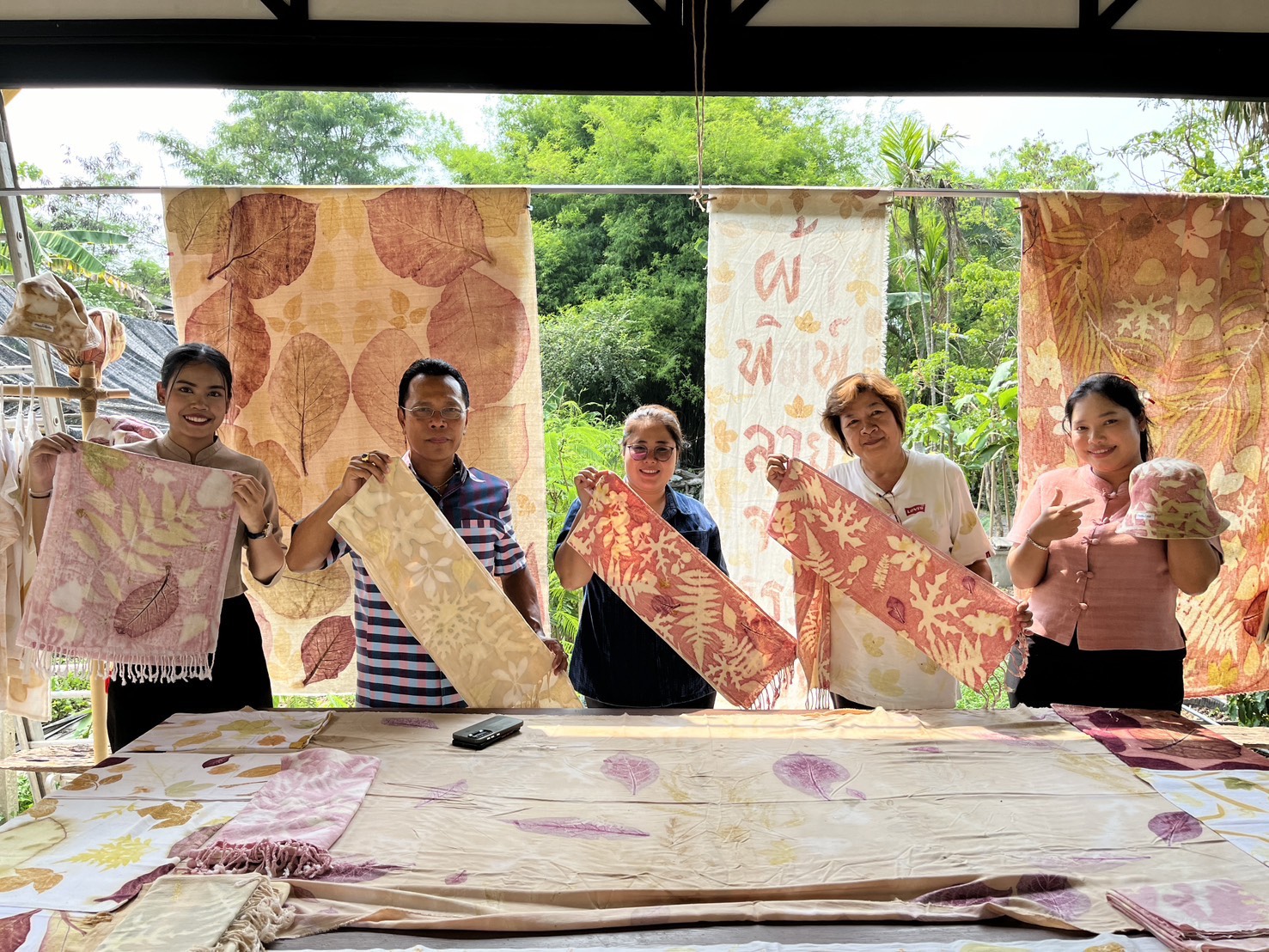 พช.นครนายก ลงพื้นที่เยี่ยมชมการดำเนินงานผลิตภัณฑ์ผ้า Eco print และศูนย์เรียนรู้เศรษฐกิจพอเพียง โคก หนอง นา