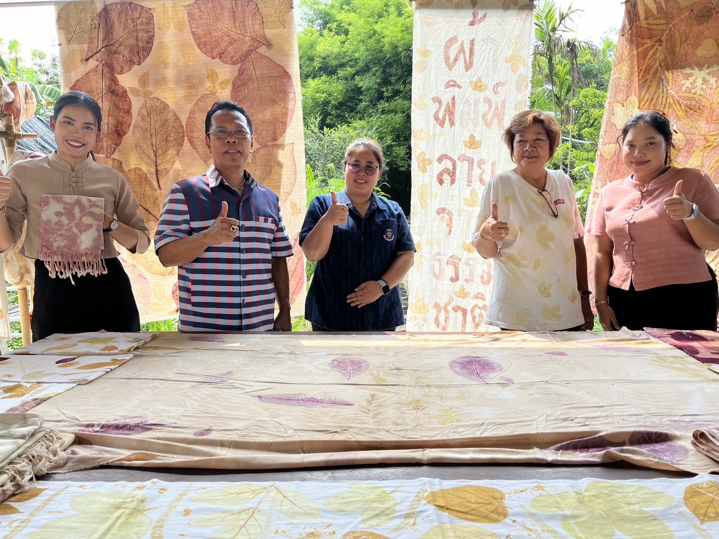 พช.นครนายก ลงพื้นที่เยี่ยมชมการดำเนินงานผลิตภัณฑ์ผ้า Eco print และศูนย์เรียนรู้เศรษฐกิจพอเพียง โคก หนอง นา