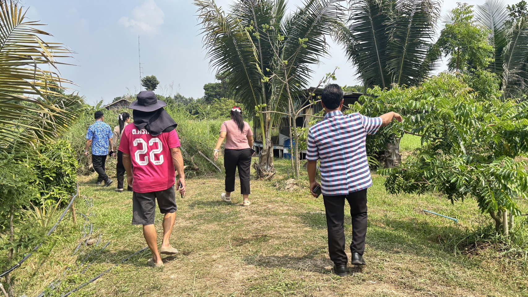 พช.นครนายก ลงพื้นที่เยี่ยมชมการดำเนินงานผลิตภัณฑ์ผ้า Eco print และศูนย์เรียนรู้เศรษฐกิจพอเพียง โคก หนอง นา