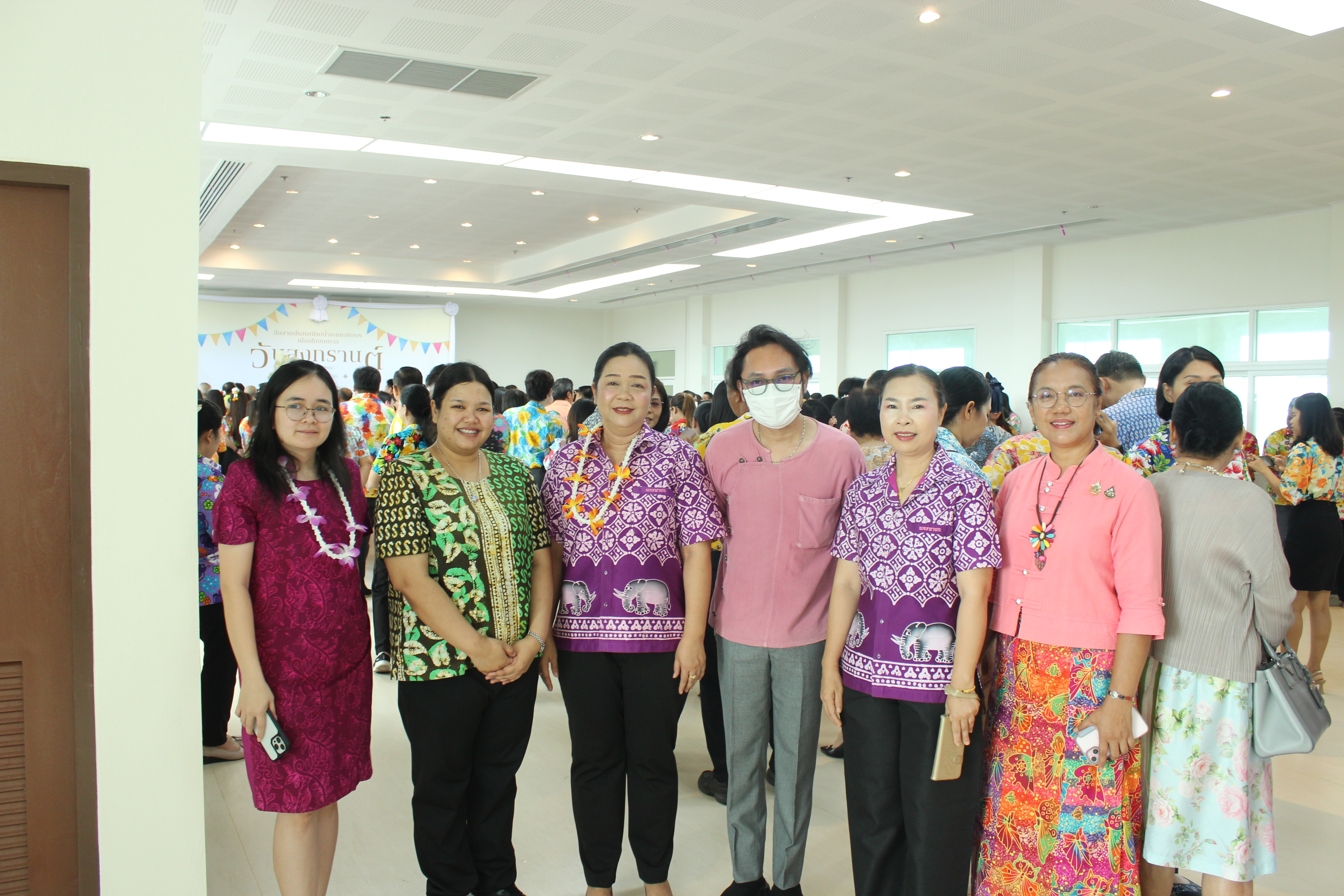 …พช.นครนายก ร่วมกิจกรรม “รดน้ำและขอรับพร” จากทีมพ่อเมืองนครนายก