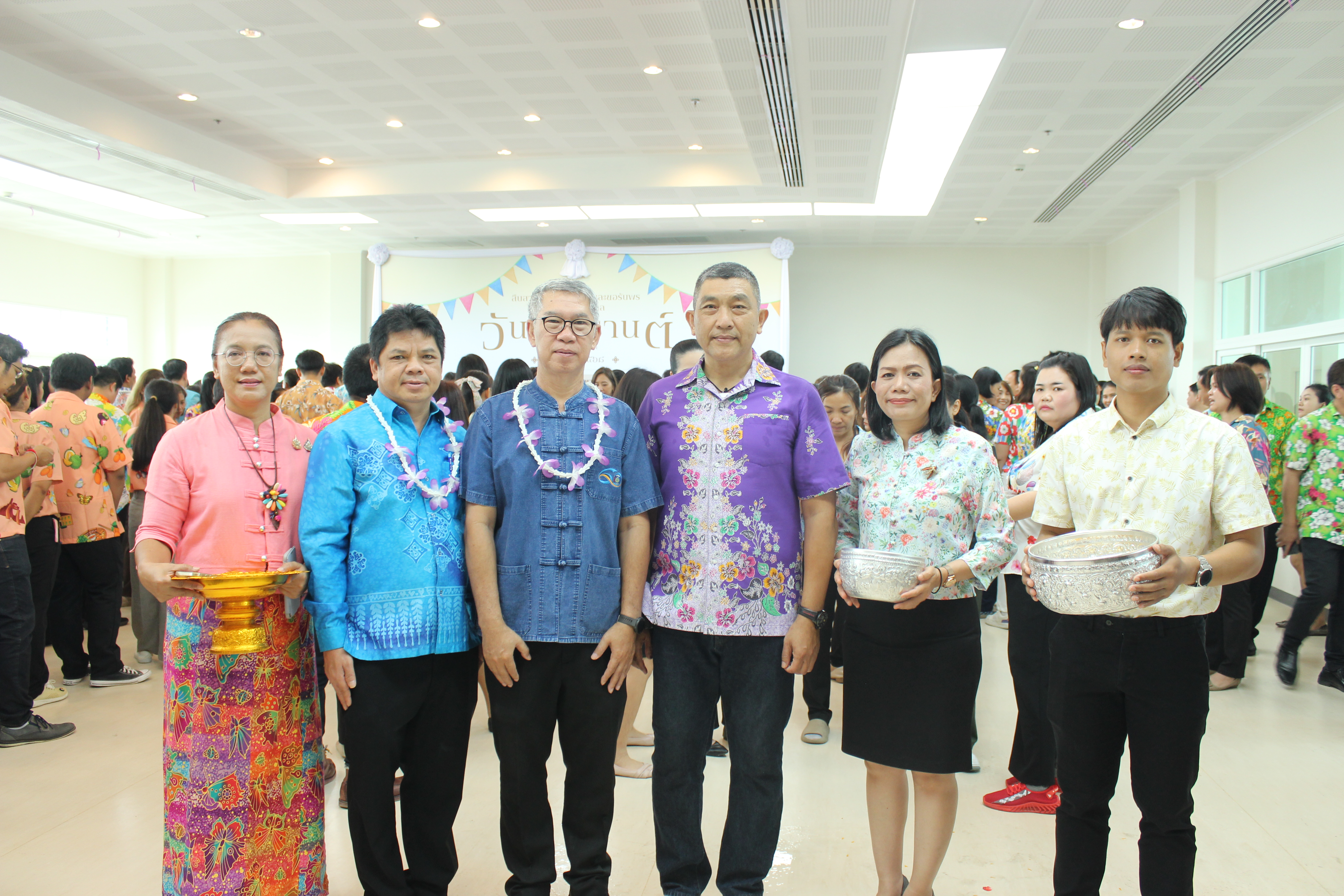 …พช.นครนายก ร่วมกิจกรรม “รดน้ำและขอรับพร” จากทีมพ่อเมืองนครนายก