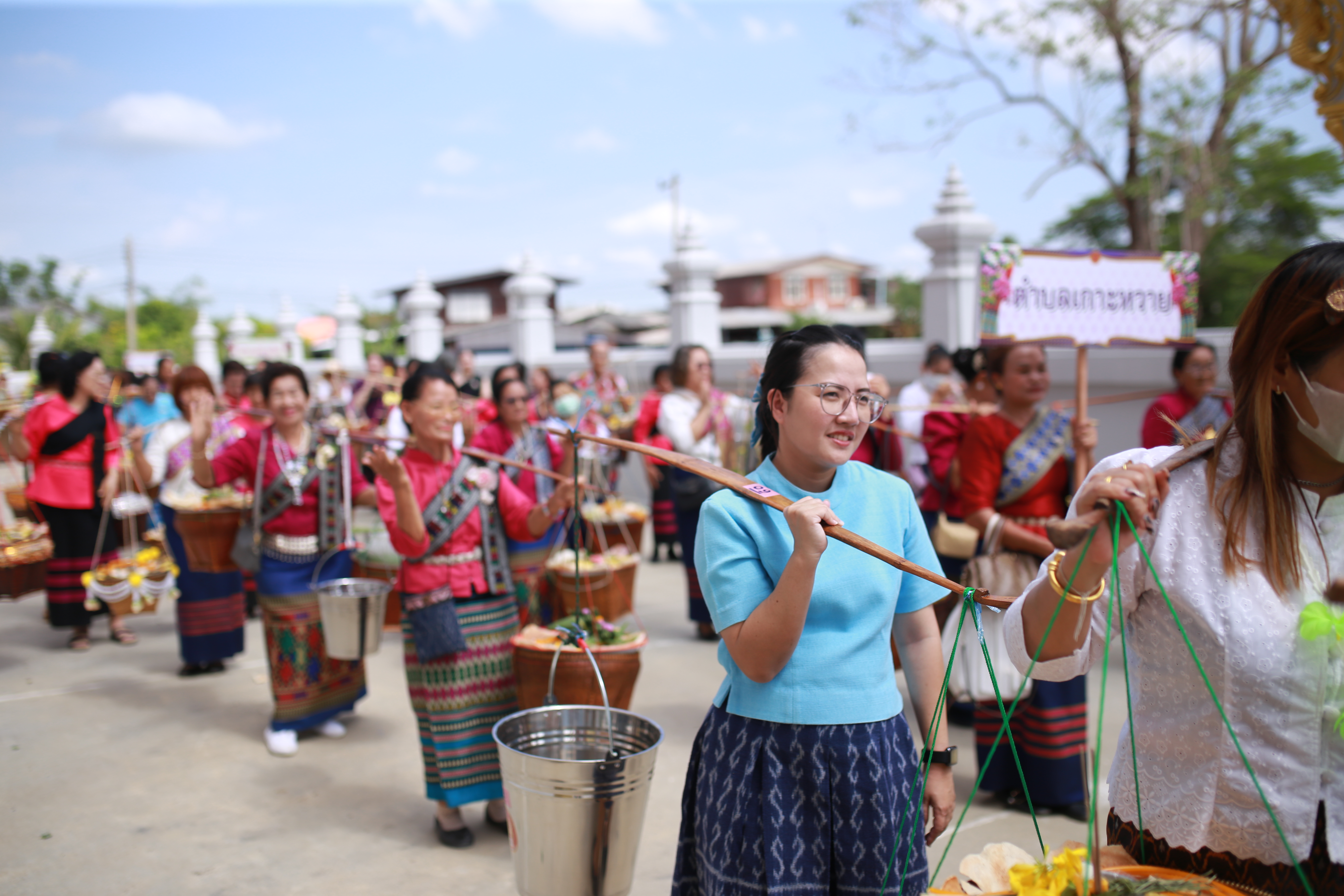 ..พช.นครนายก ร่วมพิธีกรรม“สูดเสื้อ สูดผ้าไทยพวน”
