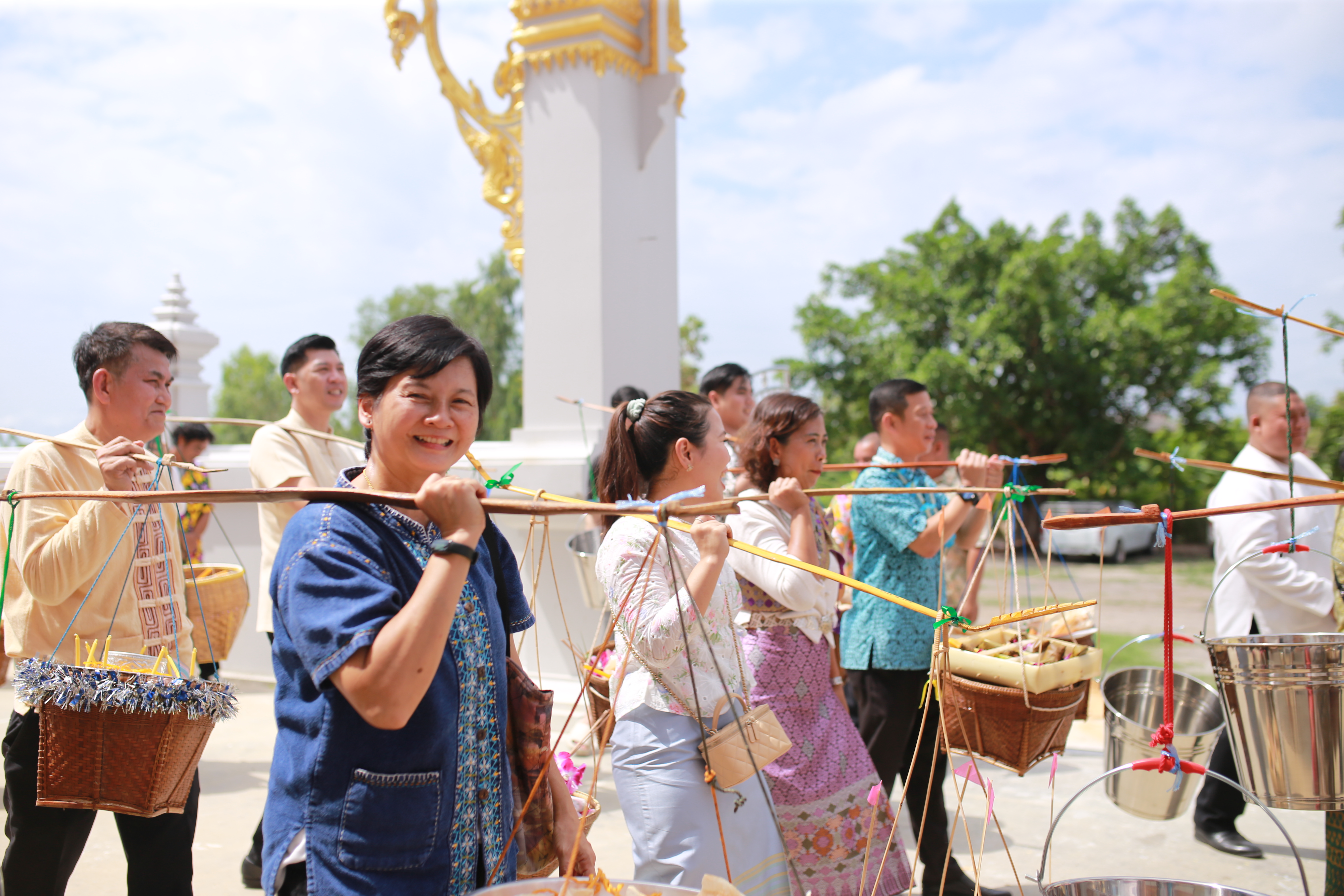 ..พช.นครนายก ร่วมพิธีกรรม“สูดเสื้อ สูดผ้าไทยพวน”