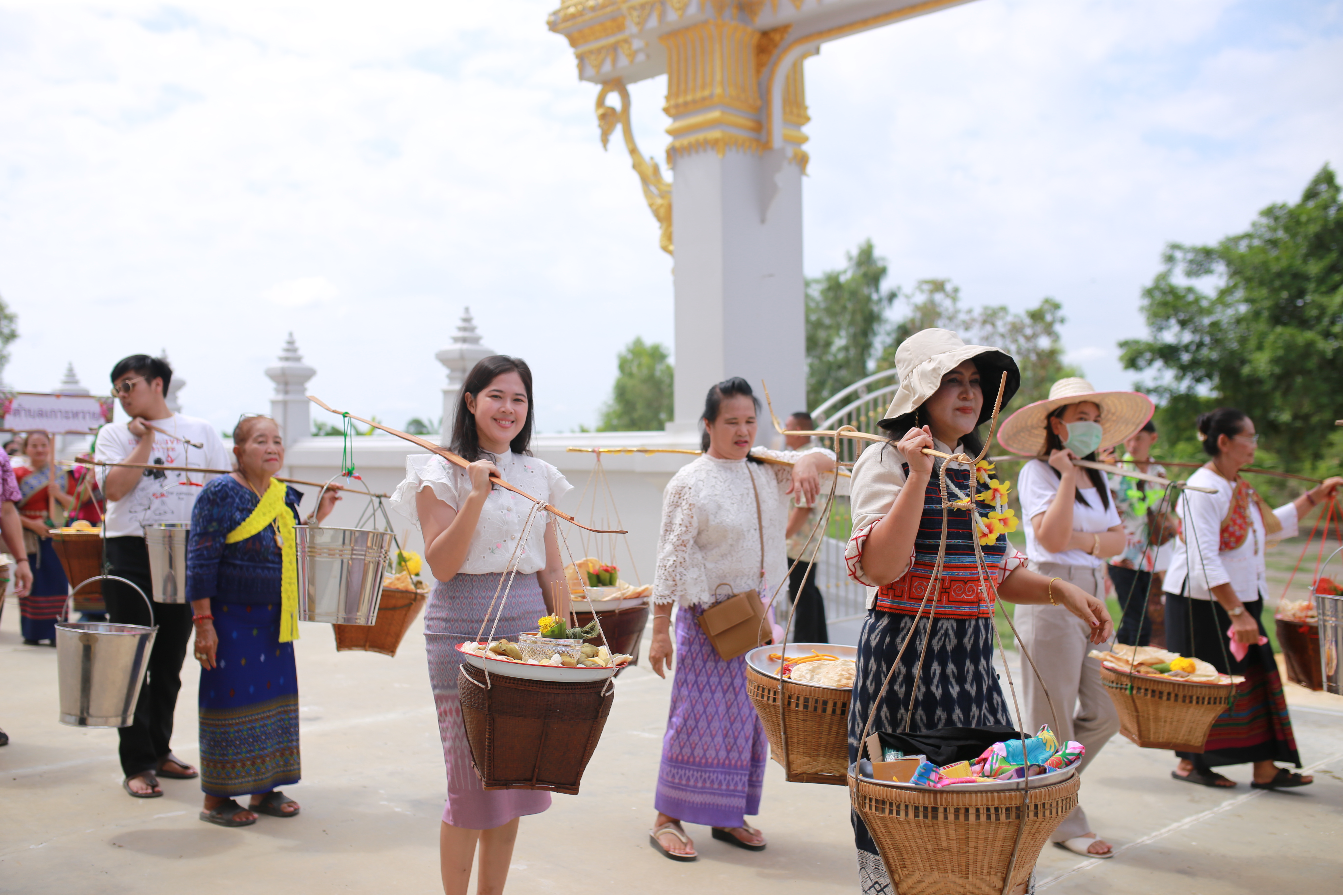 ..พช.นครนายก ร่วมพิธีกรรม“สูดเสื้อ สูดผ้าไทยพวน”