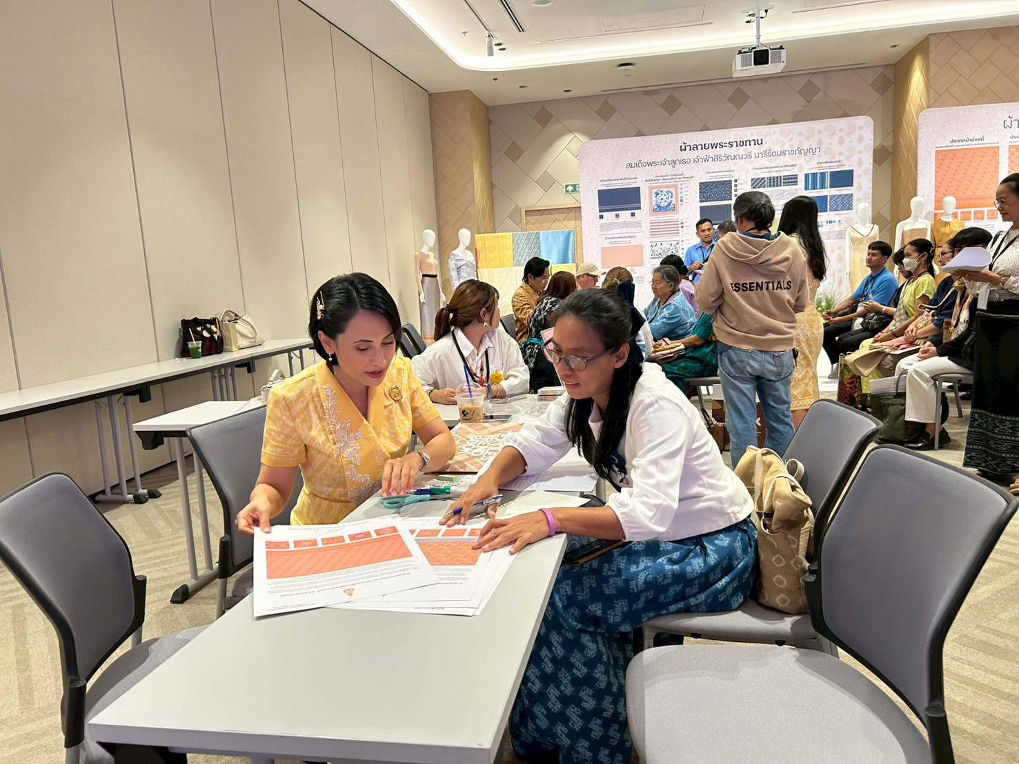 ..พช.นครนายก ร่วมพิธีเปิด Coaching ผ้าลายพระราชทาน “ผ้าลายสิริราชพัสตราภรณ์” พร้อมทีมผู้เชี่ยวชาญชั้นนำระดับประเทศ สานต่อสายใยองค์ความรู้ สู่ยอดศิลปิน OTOP ผ้าไทยภาคกลาง