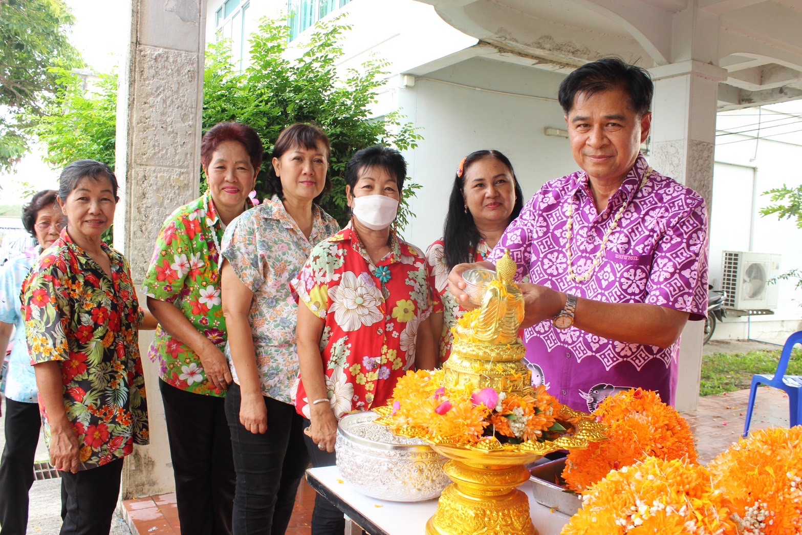 พช.นครนายก พร้อมด้วยผู้บริหาร ข้าราชการ เจ้าหน้าที่ในสังกัด สพจ./สพอ.นครนายก ร่วมสรงน้ำพระ รดน้ำดำหัว กราบขอพรผู้ใหญ่ สืบสานประเพณีวัฒนธรรมไทยตามวิถีอันดีงาม