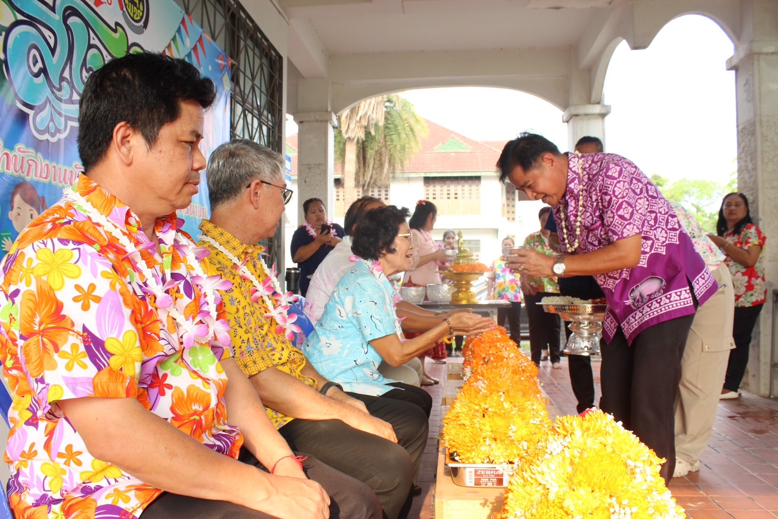 พช.นครนายก พร้อมด้วยผู้บริหาร ข้าราชการ เจ้าหน้าที่ในสังกัด สพจ./สพอ.นครนายก ร่วมสรงน้ำพระ รดน้ำดำหัว กราบขอพรผู้ใหญ่ สืบสานประเพณีวัฒนธรรมไทยตามวิถีอันดีงาม