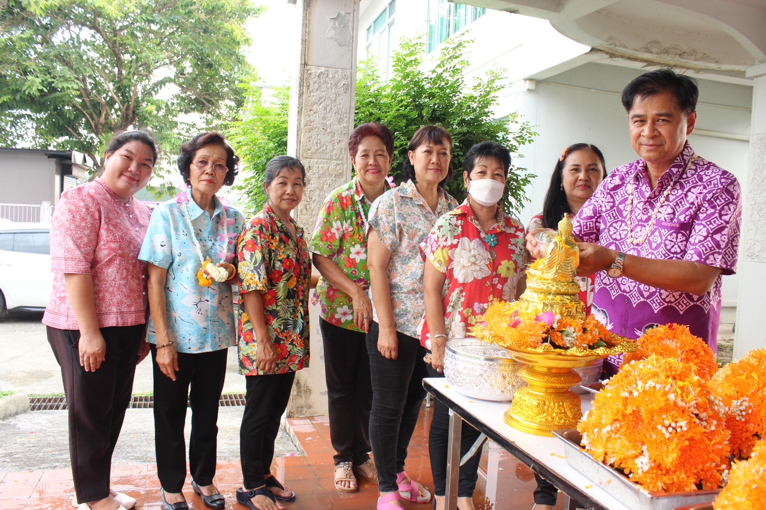 พช.นครนายก พร้อมด้วยผู้บริหาร ข้าราชการ เจ้าหน้าที่ในสังกัด สพจ./สพอ.นครนายก ร่วมสรงน้ำพระ รดน้ำดำหัว กราบขอพรผู้ใหญ่ สืบสานประเพณีวัฒนธรรมไทยตามวิถีอันดีงาม