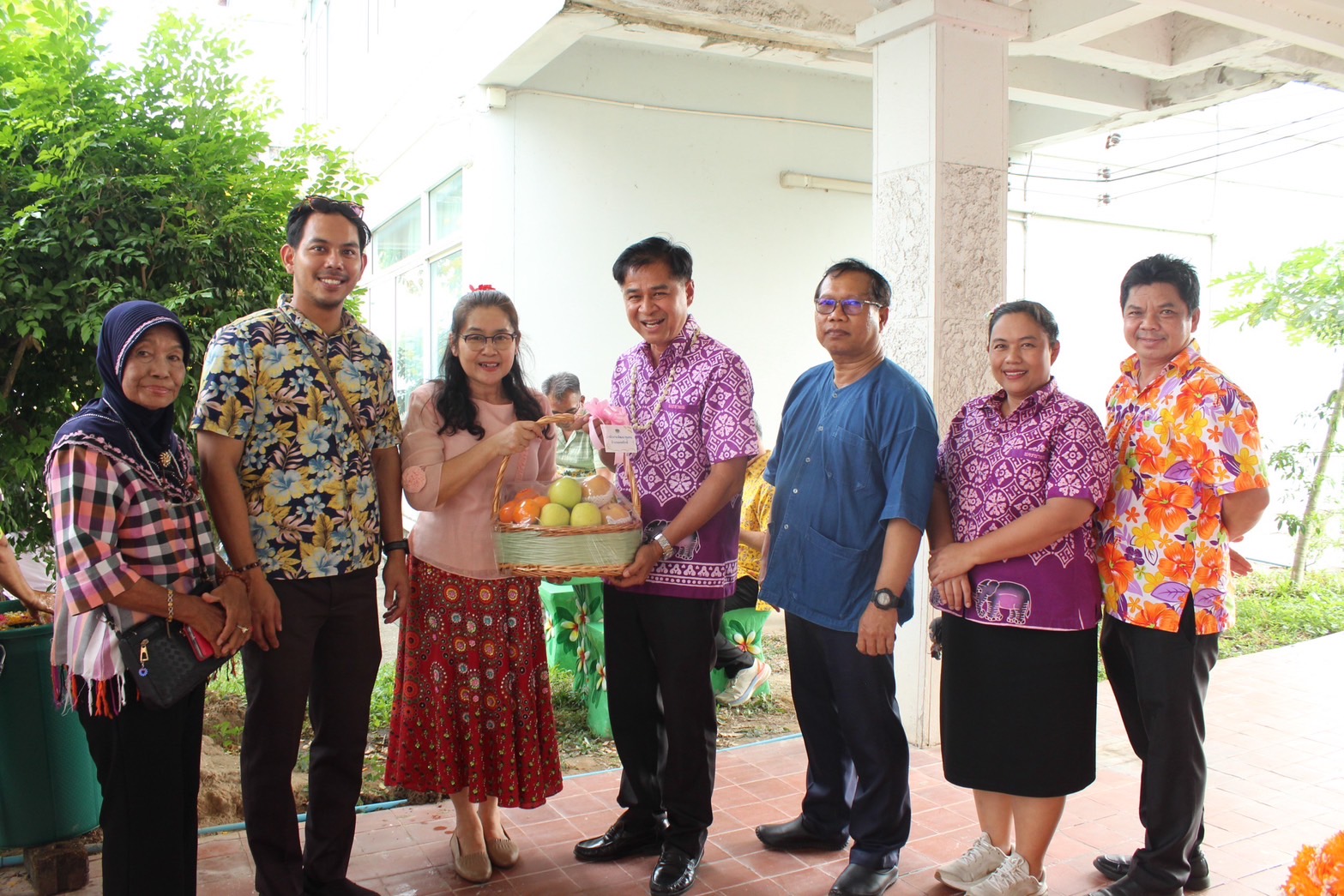 พช.นครนายก พร้อมด้วยผู้บริหาร ข้าราชการ เจ้าหน้าที่ในสังกัด สพจ./สพอ.นครนายก ร่วมสรงน้ำพระ รดน้ำดำหัว กราบขอพรผู้ใหญ่ สืบสานประเพณีวัฒนธรรมไทยตามวิถีอันดีงาม