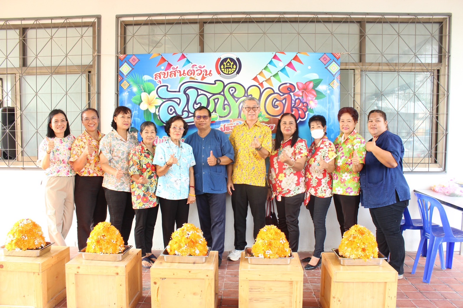 พช.นครนายก พร้อมด้วยผู้บริหาร ข้าราชการ เจ้าหน้าที่ในสังกัด สพจ./สพอ.นครนายก ร่วมสรงน้ำพระ รดน้ำดำหัว กราบขอพรผู้ใหญ่ สืบสานประเพณีวัฒนธรรมไทยตามวิถีอันดีงาม