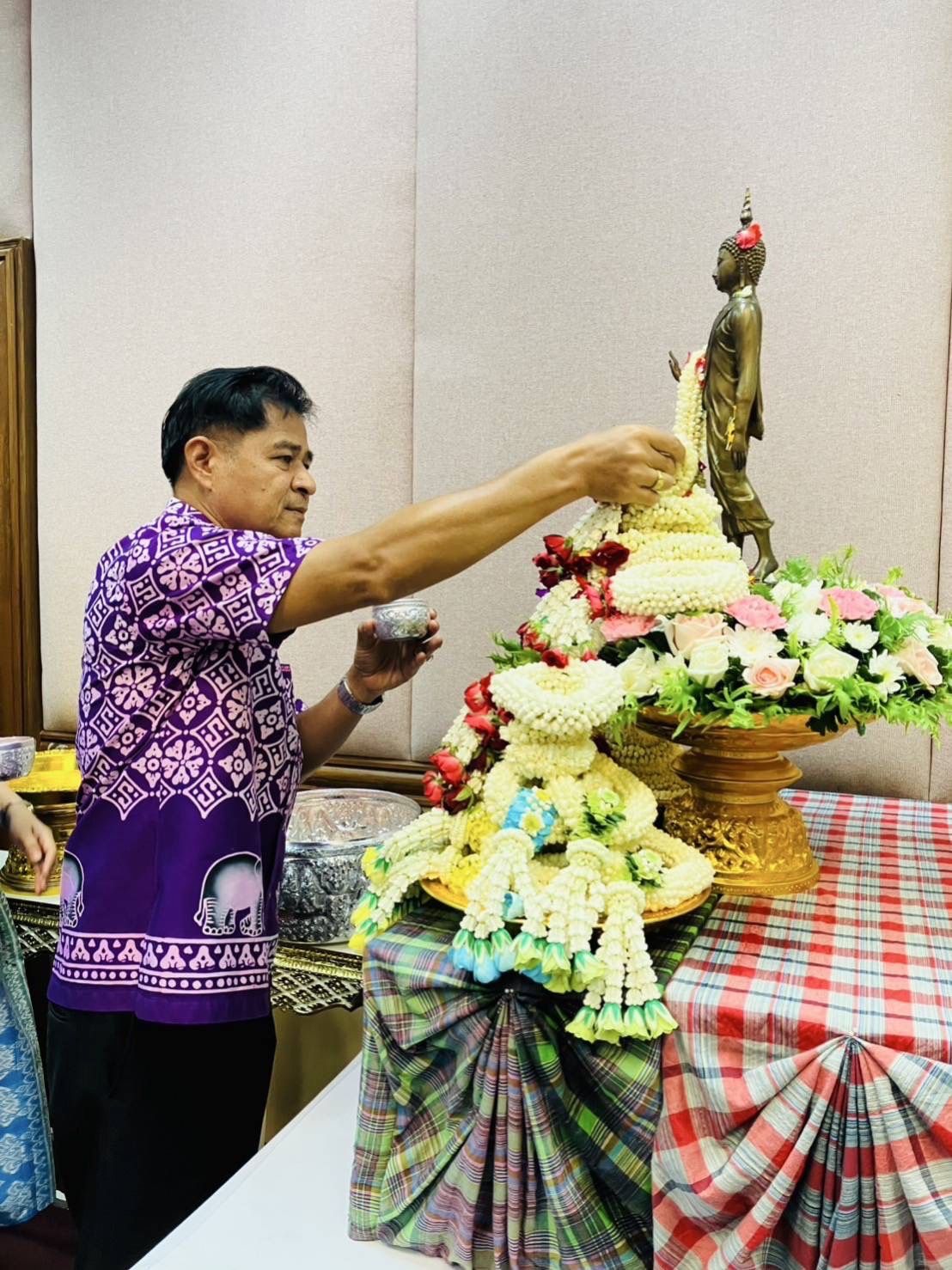 …พช.นครนายก ร่วมสืบสานวิถีประเพณีไทย ร่วมใจรดน้ำขอพร รับศุภวารดิถีขึ้นปีใหม่ไทย สงกรานต์ 2568