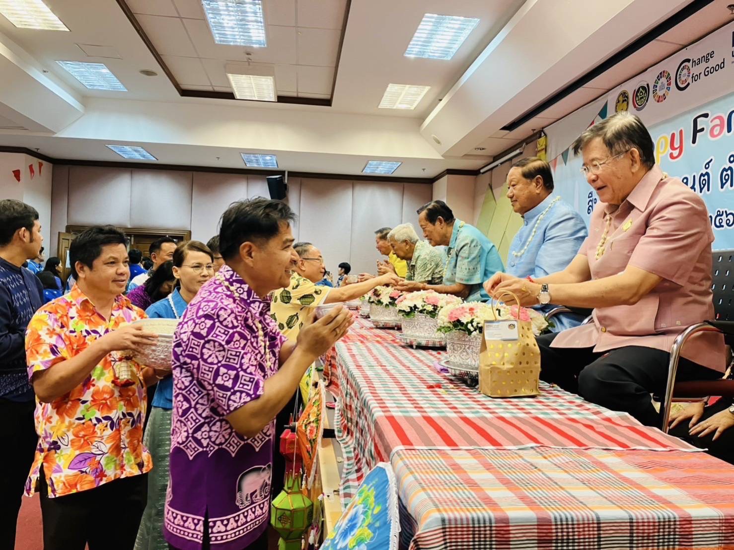 …พช.นครนายก ร่วมสืบสานวิถีประเพณีไทย ร่วมใจรดน้ำขอพร รับศุภวารดิถีขึ้นปีใหม่ไทย สงกรานต์ 2568