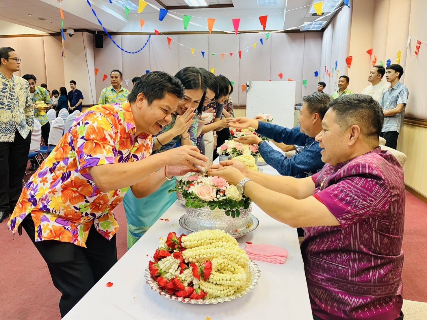 …พช.นครนายก ร่วมสืบสานวิถีประเพณีไทย ร่วมใจรดน้ำขอพร รับศุภวารดิถีขึ้นปีใหม่ไทย สงกรานต์ 2568