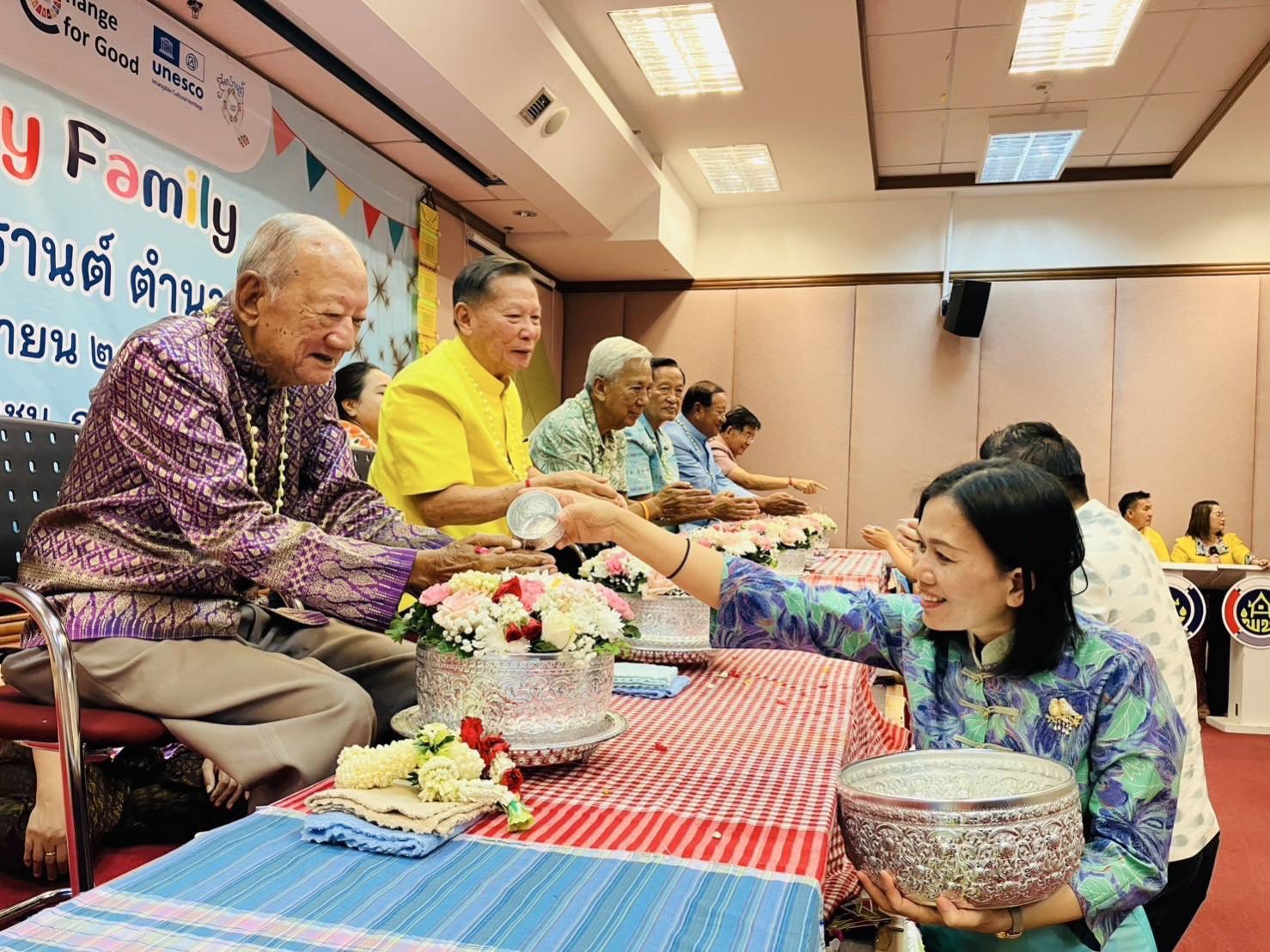 …พช.นครนายก ร่วมสืบสานวิถีประเพณีไทย ร่วมใจรดน้ำขอพร รับศุภวารดิถีขึ้นปีใหม่ไทย สงกรานต์ 2568