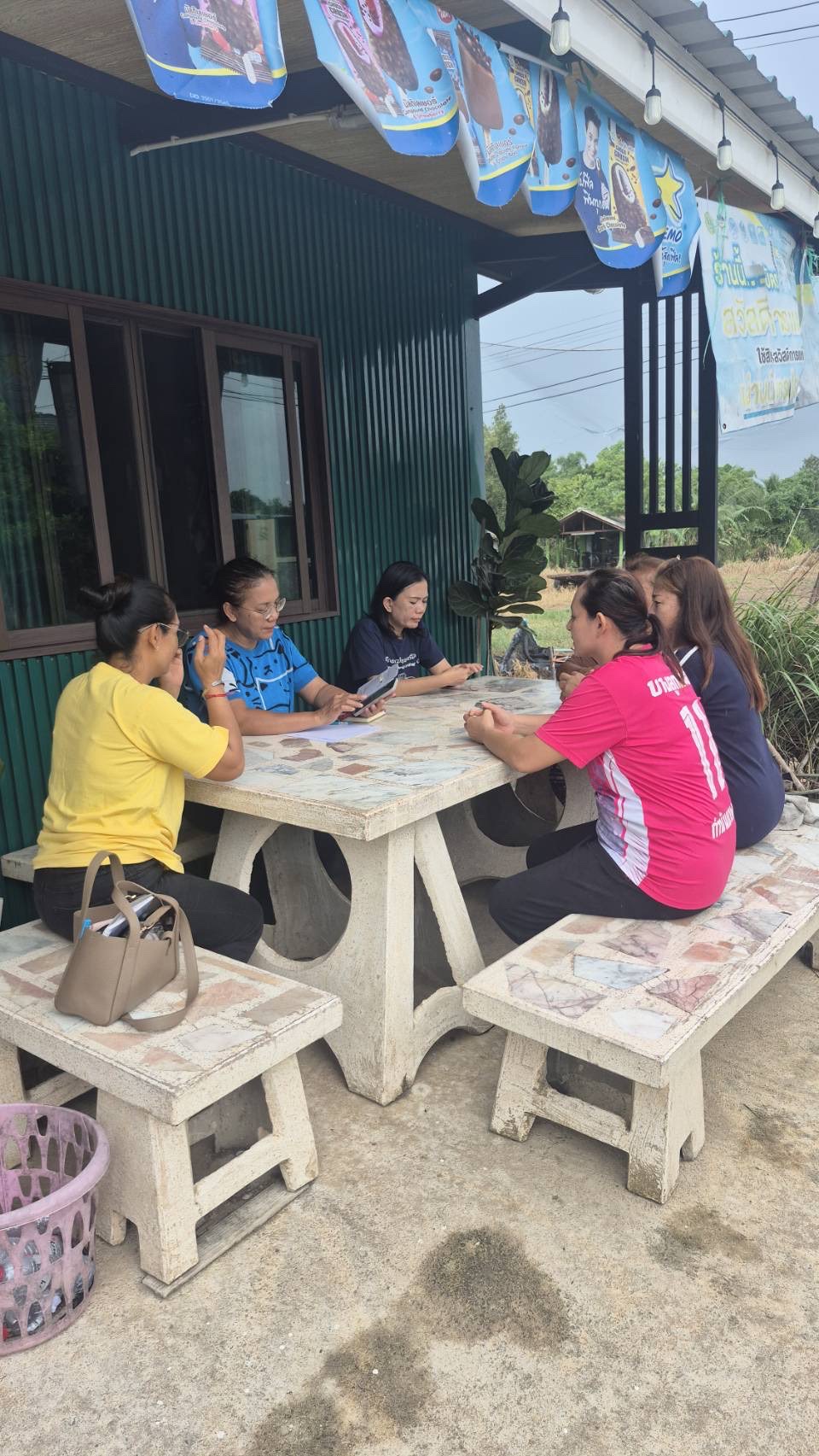 …พช.นครนายก ร่วมกับคณะทำงานขับเคลื่อนการจัดทำสารสนเทศตำบลต้นแบบฯ บางลูกเสือ ลงพื้นที่ติดตามผลการจัดกิจกรรมอบรมผู้สูงอายุให้มีความรู้เท่าทันเทคโนโลยีออนไลน์ เพื่อสนับสนุนประเด็นการพัฒนาคุณภาพชีวิตด้านการบริหารจัดการชุมชนตามโครงการการจัดทำสารสนเทศตำบลต้นแบบเพื่อพัฒนาคุณภาพชีวิต ตำบลบางลูกเสือ