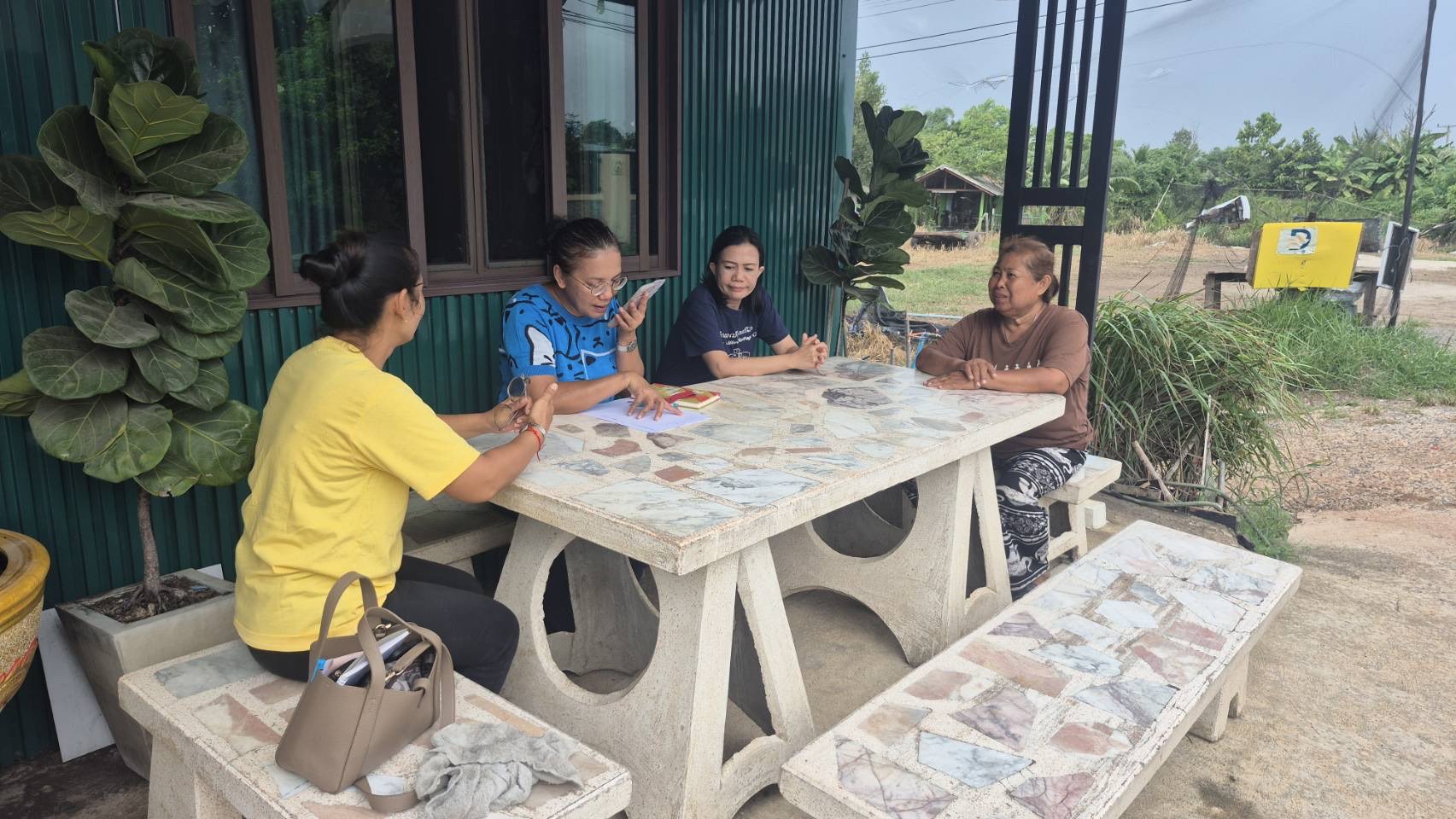 …พช.นครนายก ร่วมกับคณะทำงานขับเคลื่อนการจัดทำสารสนเทศตำบลต้นแบบฯ บางลูกเสือ ลงพื้นที่ติดตามผลการจัดกิจกรรมอบรมผู้สูงอายุให้มีความรู้เท่าทันเทคโนโลยีออนไลน์ เพื่อสนับสนุนประเด็นการพัฒนาคุณภาพชีวิตด้านการบริหารจัดการชุมชนตามโครงการการจัดทำสารสนเทศตำบลต้นแบบเพื่อพัฒนาคุณภาพชีวิต ตำบลบางลูกเสือ