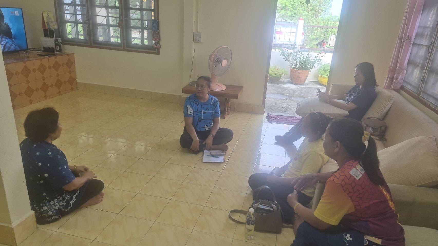 …พช.นครนายก ร่วมกับคณะทำงานขับเคลื่อนการจัดทำสารสนเทศตำบลต้นแบบฯ บางลูกเสือ ลงพื้นที่ติดตามผลการจัดกิจกรรมอบรมผู้สูงอายุให้มีความรู้เท่าทันเทคโนโลยีออนไลน์ เพื่อสนับสนุนประเด็นการพัฒนาคุณภาพชีวิตด้านการบริหารจัดการชุมชนตามโครงการการจัดทำสารสนเทศตำบลต้นแบบเพื่อพัฒนาคุณภาพชีวิต ตำบลบางลูกเสือ